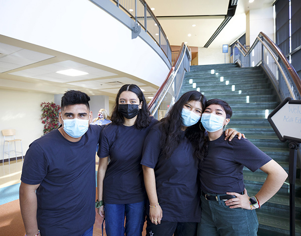 /_resources/images/riskmanagement/coronavirus/mask-wearing-students-plainshirts600x470.jpg